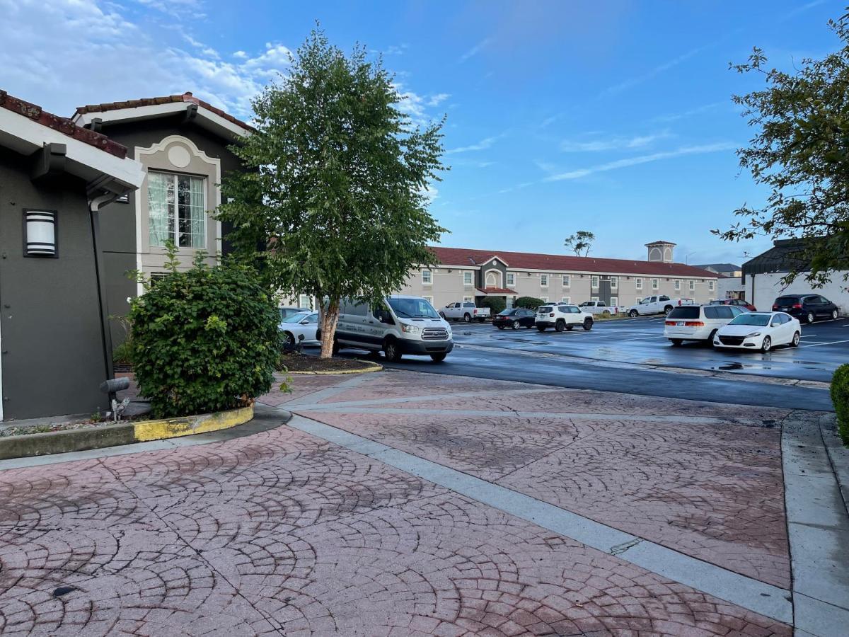 La Quinta Inn By Wyndham Indianapolis Airport Lynhurst Exterior photo