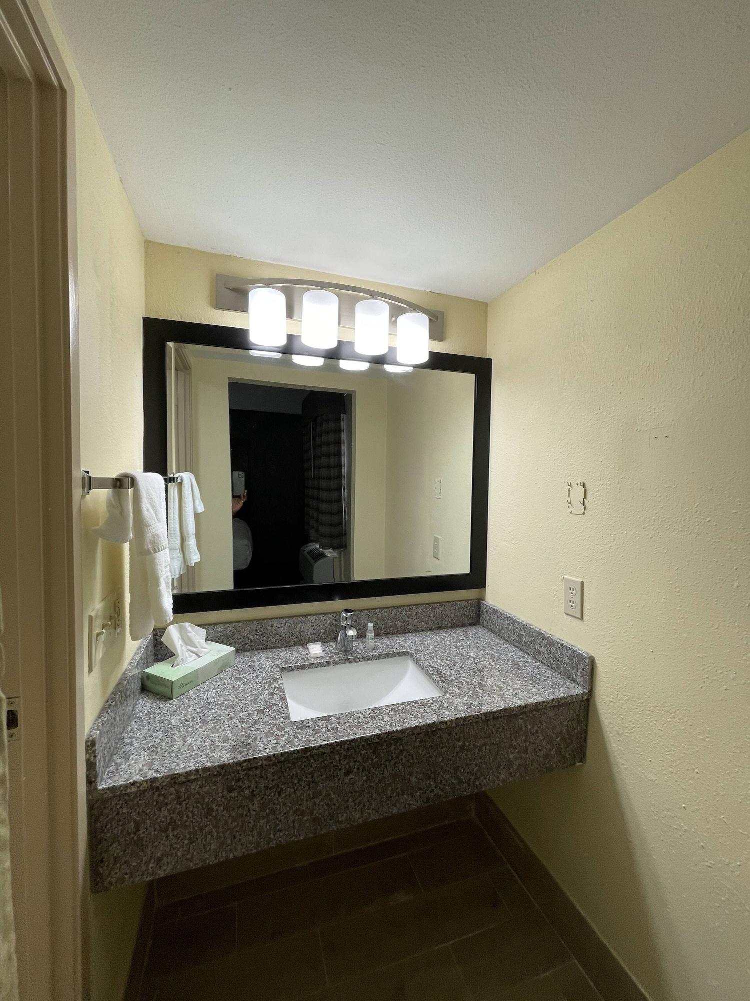 La Quinta Inn By Wyndham Indianapolis Airport Lynhurst Exterior photo